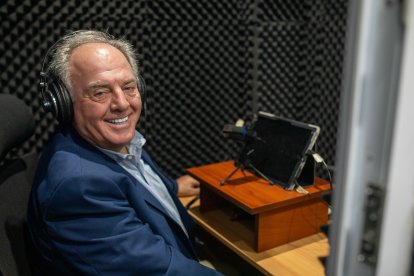 El padre Pablo en la radio, donde conduce un programa semanal.