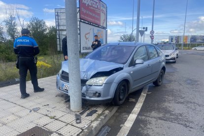 Un coche se empotra en la glorieta de Alfageme en León.