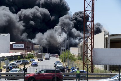 <p>Varias unidades de bomberos trabajan en las labores de extinción de un incendio en una nave de productos químicos en Alcalá de Guadaíra (Sevilla) tras producirse una explosión poco antes de las 13.30 horas.EFE/David Arjona</p>