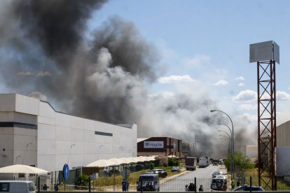 Incendio de una nave industrial en Alcalá de Guadaíra.