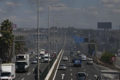 Incendio de una nave industrial en Alcalá de Guadaíra.
