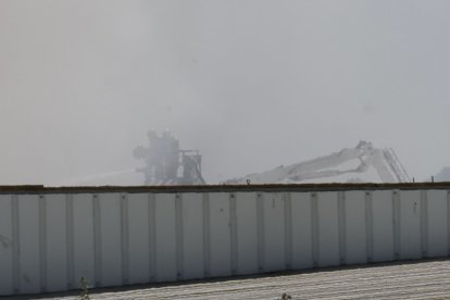 Incendio de una nave industrial en Alcalá de Guadaíra.