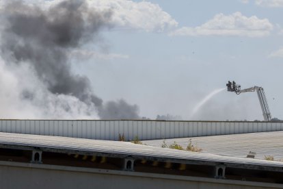 Incendio de una nave industrial en Alcalá de Guadaíra.