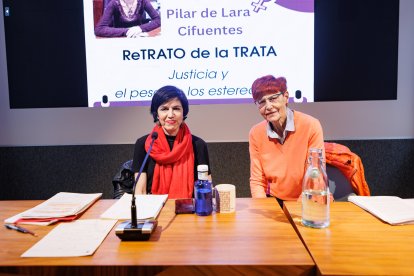 Pilar de Lara con la presidenta de Flora Tristán, Herminia Suárez.