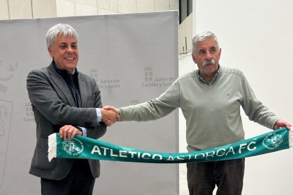 Eduardo Diego recibió una bufanda del Atlético Astorga por parte de Manuel Ortiz.