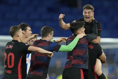 Los jugadores del FC Barcelona celebran la victoria al finalizar el encuentro. Y el título de Liga.