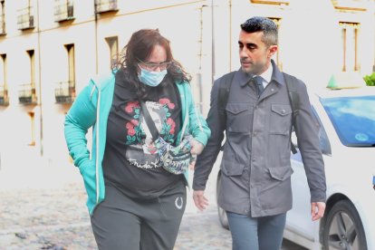 La investigada llega a la Audiencia junto a su abogado, Carlos López.