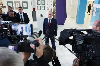 <p>Fotografía cedida del presidente ruso, Vladímir Putin, hace una declaración a los medios de comunicación tras una llamada telefónica con el presidente estadounidense Donald Trump, en la región de Krasnodar, Rusia, el 19 de mayo de 2025. EFE/EVYACHESLAV PROKOFYEV/SPUTNIK</p>