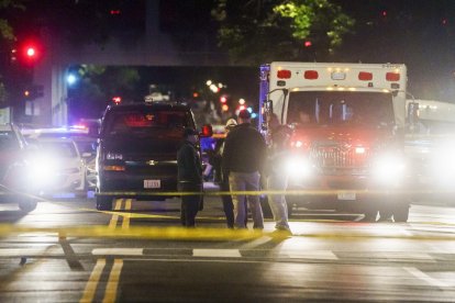 <p>Agentes de policía en el lugar donde dos personas fueron asesinadas a tiros cerca del Museo Judío Capital en Washington, D.C. EFE/EPA/WILL OLIVER</p>