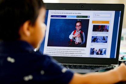Un niño estudia bajo la modalidad de educación a distancia