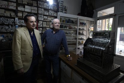 El periodista y escritor berciano, Carlos Fidalgo, en Casa Brindis, junto a Julio Álvarez y su famosa caja registradora de la Ciudad del Dólar.'