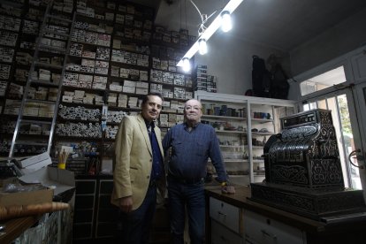 El periodista y escritor berciano, Carlos Fidalgo, en Casa Brindis, junto a Julio Álvarez y su famosa caja registradora de la Ciudad del Dólar'