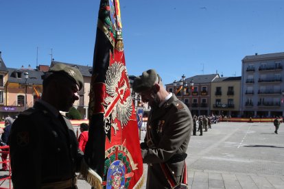 Vistosa Jura de Bandera para civiles en Ponferrada