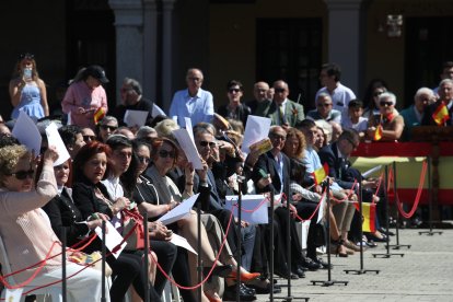 Vistosa Jura de Bandera para civiles en Ponferrada