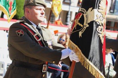 Vistosa Jura de Bandera para civiles en Ponferrada