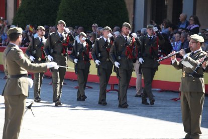 Vistosa Jura de Bandera para civiles en Ponferrada