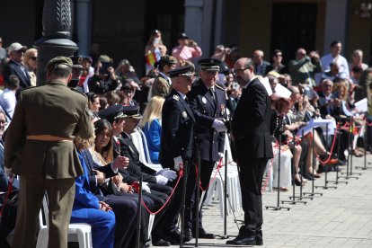 Vistosa Jura de Bandera para civiles en Ponferrada