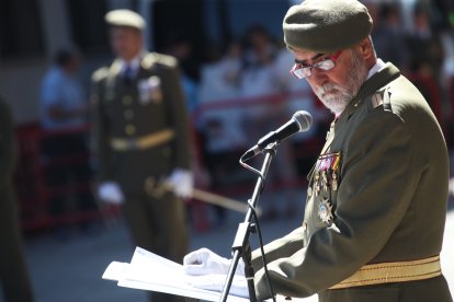 Vistosa Jura de Bandera para civiles en Ponferrada