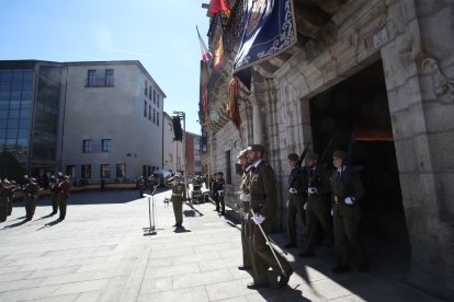 Vistosa Jura de Bandera para civiles en Ponferrada