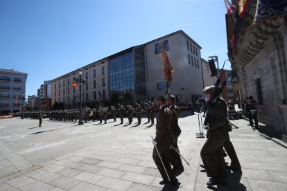 Vistosa Jura de Bandera para civiles en Ponferrada