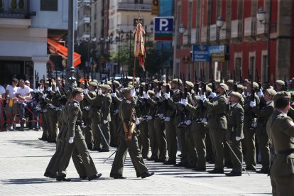 Vistosa Jura de Bandera para civiles en Ponferrada