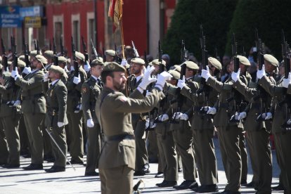 Vistosa Jura de Bandera para civiles en Ponferrada