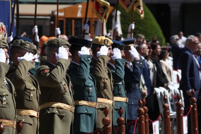 Vistosa Jura de Bandera para civiles en Ponferrada
