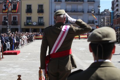 Vistosa Jura de Bandera para civiles en Ponferrada