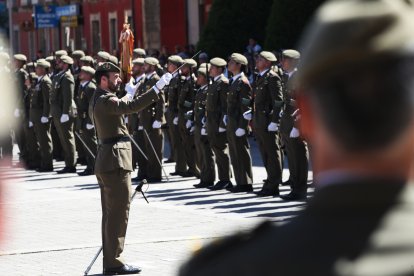Vistosa Jura de Bandera para civiles en Ponferrada