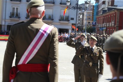 Vistosa Jura de Bandera para civiles en Ponferrada