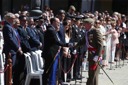 Vistosa Jura de Bandera para civiles en Ponferrada