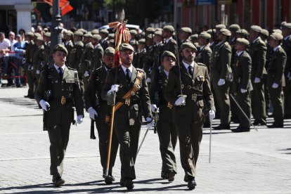 Vistosa Jura de Bandera para civiles en Ponferrada