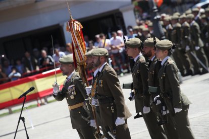 Vistosa Jura de Bandera para civiles en Ponferrada