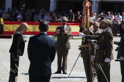 Vistosa Jura de Bandera para civiles en Ponferrada