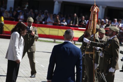 Vistosa Jura de Bandera para civiles en Ponferrada