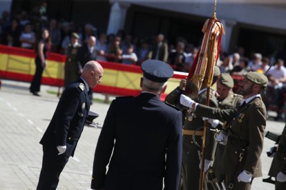 Vistosa Jura de Bandera para civiles en Ponferrada