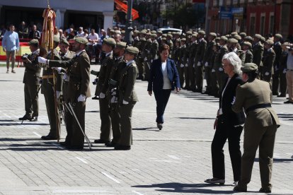 Vistosa Jura de Bandera para civiles en Ponferrada