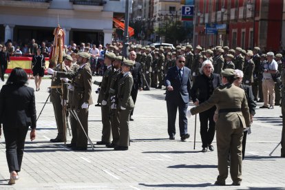 Vistosa Jura de Bandera para civiles en Ponferrada