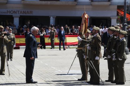 Vistosa Jura de Bandera para civiles en Ponferrada