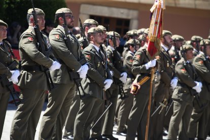 Vistosa Jura de Bandera para civiles en Ponferrada