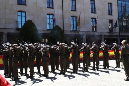 Vistosa Jura de Bandera para civiles en Ponferrada