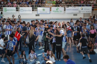 La afición apoya a la Ponferradina desde el Lydia Valentín de Ponferrada.