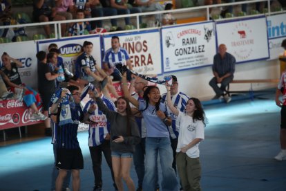 La afición apoya a la Ponferradina desde el Lydia Valentín de Ponferrada.