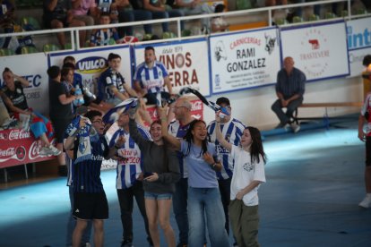 La afición apoya a la Ponferradina desde el Lydia Valentín de Ponferrada.
