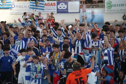 La afición apoya a la Ponferradina desde el Lydia Valentín de Ponferrada.