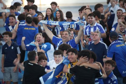 La afición apoya a la Ponferradina desde el Lydia Valentín de Ponferrada.