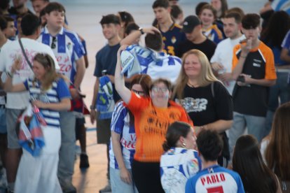 La afición apoya a la Ponferradina desde el Lydia Valentín de Ponferrada.