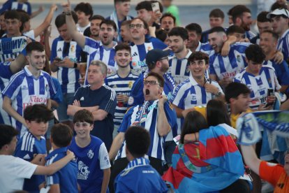 La afición apoya a la Ponferradina desde el Lydia Valentín de Ponferrada.