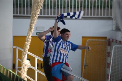 La afición apoya a la Ponferradina desde el Lydia Valentín de Ponferrada.