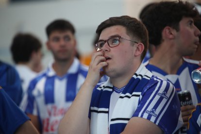 La afición apoya a la Ponferradina desde el Lydia Valentín de Ponferrada.